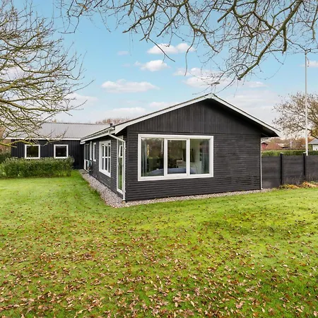 Semesterbostad 4 Bedroom Cozy In